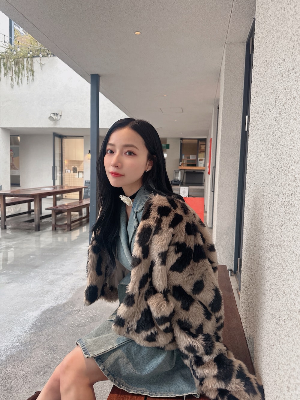 ブルー系のワンピース、その他のその他アウターを着用したレディースの夏コーディネートの3枚目の写真