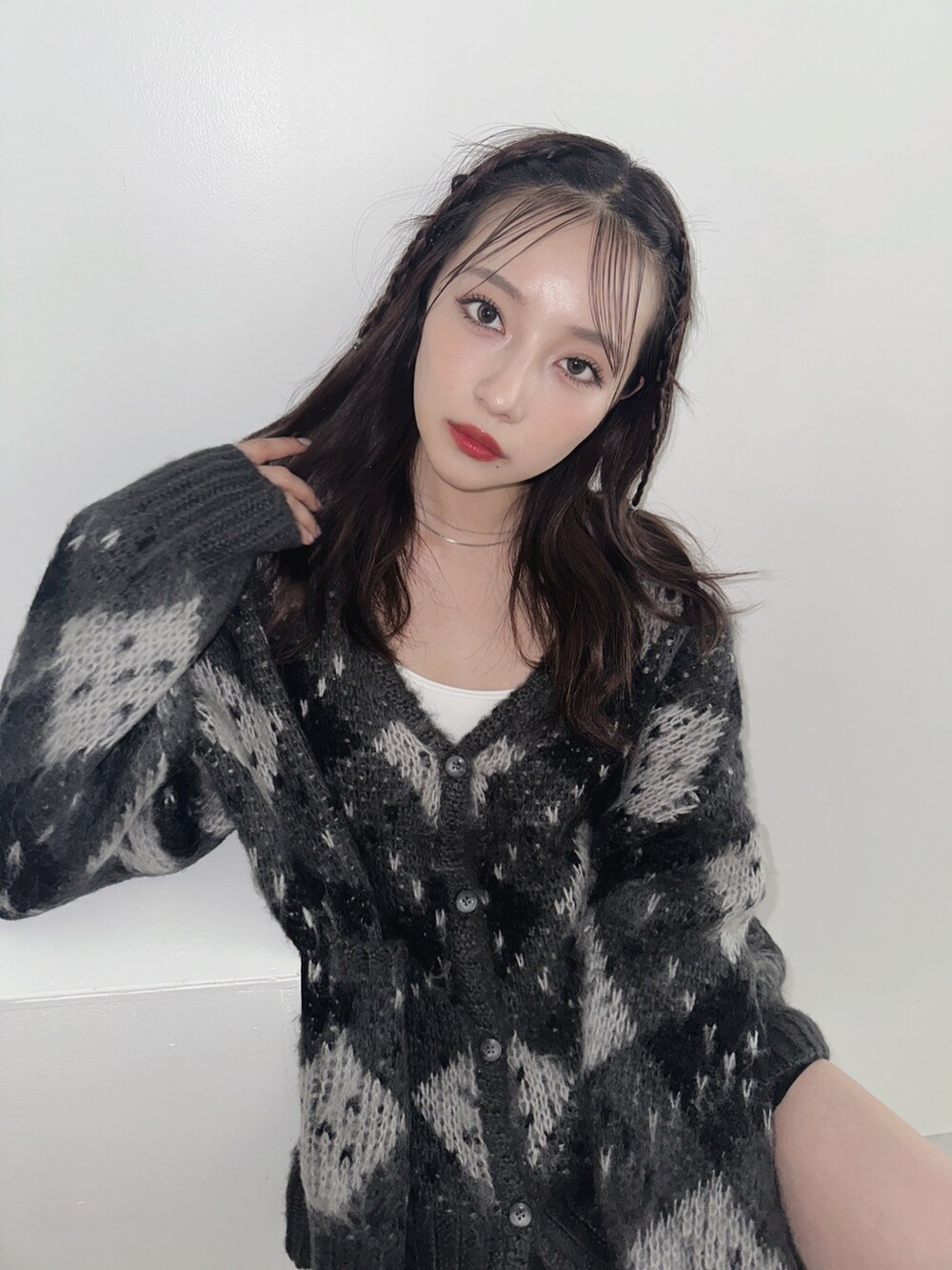 ブラック系のカーディガン/ボレロを着用したレディースの秋コーディネートの2枚目の写真