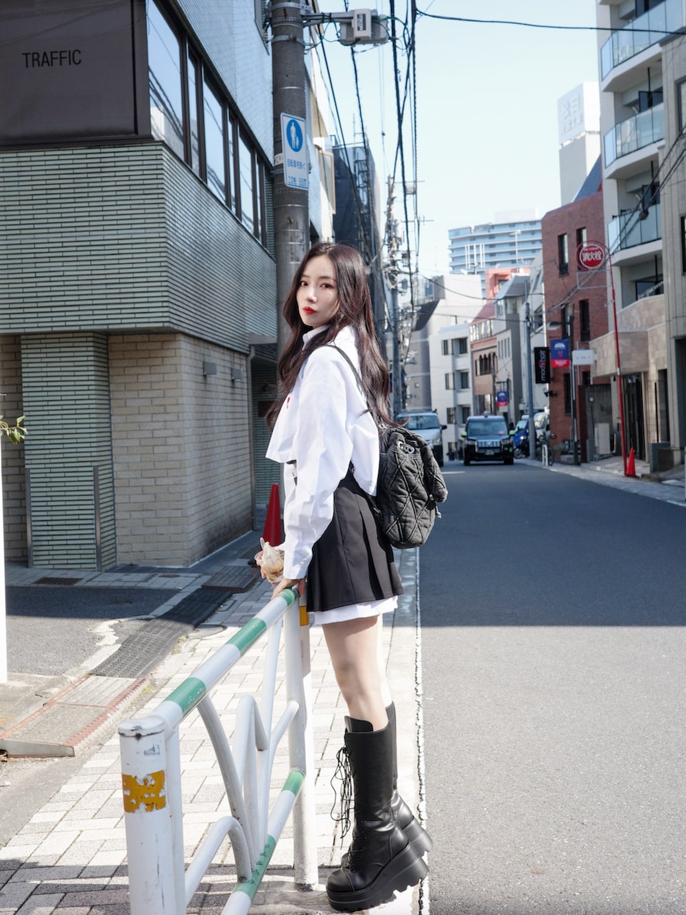 ホワイト系のシャツ/ブラウス、グレー系のスカートを着用したレディースの夏コーディネートの3枚目の写真