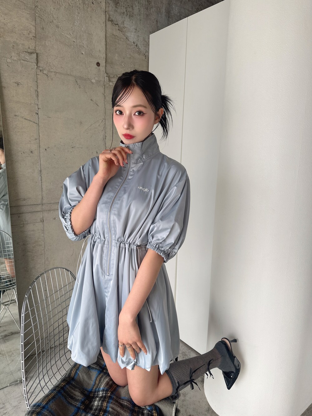 ブルー系のワンピースを着用したレディースの春コーディネートの2枚目の写真