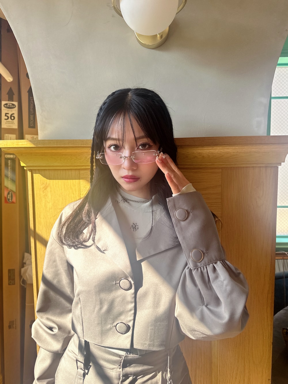 ブラウン系のその他アウター、ブラウン系のその他パンツを着用したレディースの春コーディネートの2枚目の写真