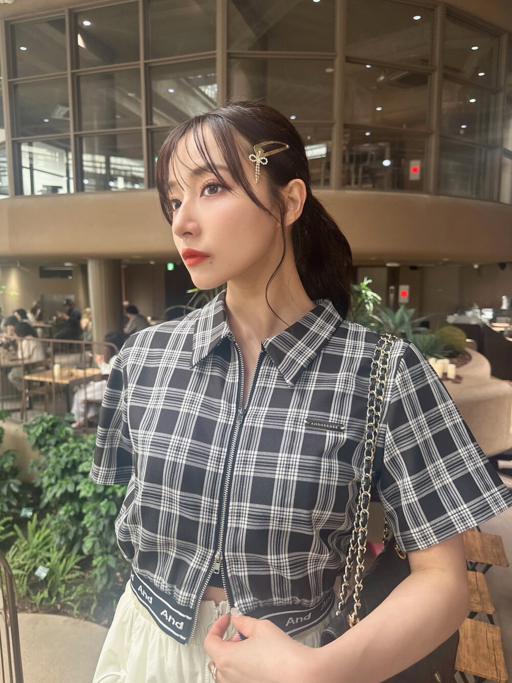 グレー系のシャツ/ブラウス、ホワイト系のスカートを着用したレディースの夏コーディネートの5枚目の写真