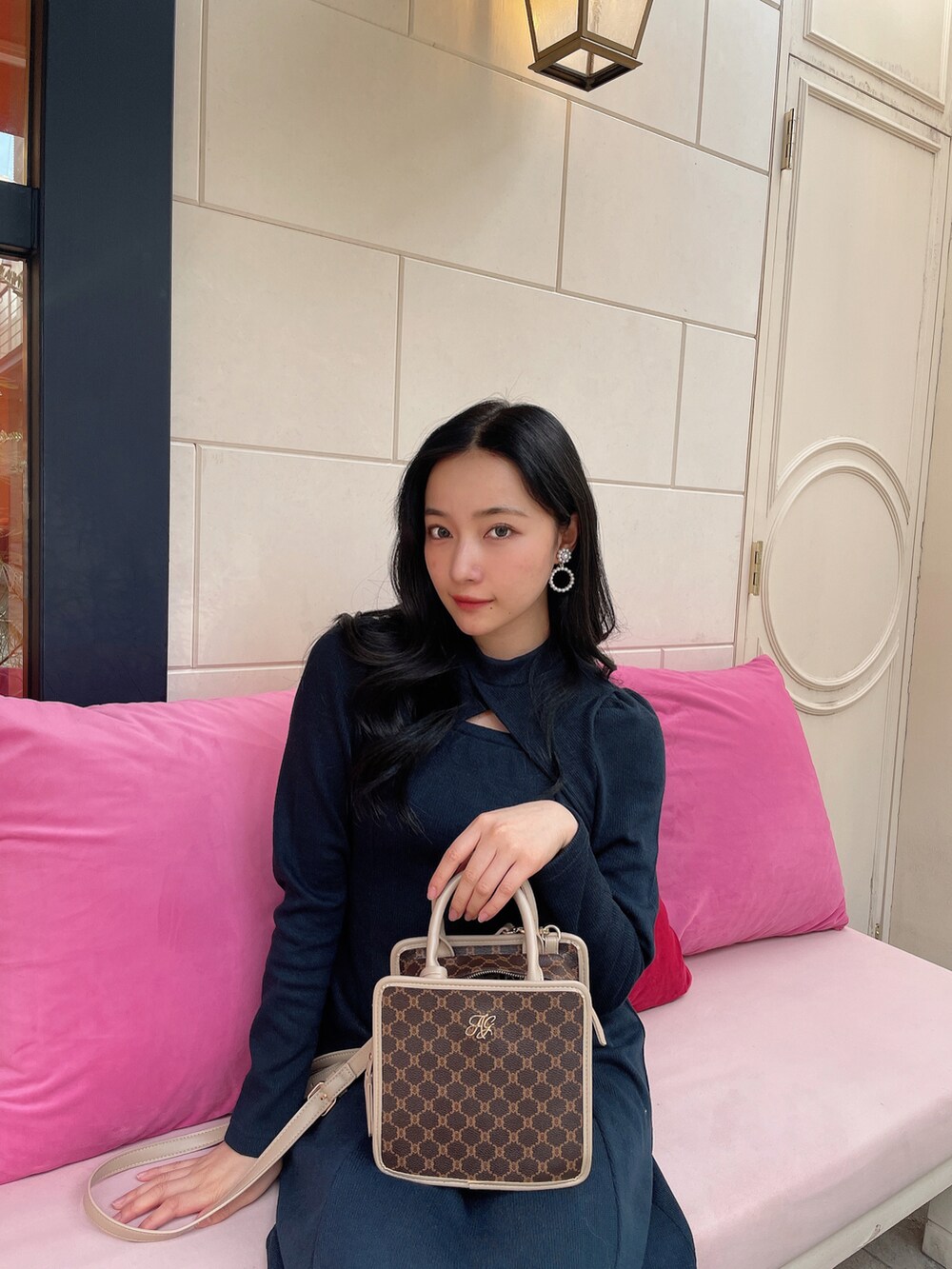 ブルー系のワンピース、ブラウン系のショルダーバッグを着用したレディースの冬コーディネートの3枚目の写真