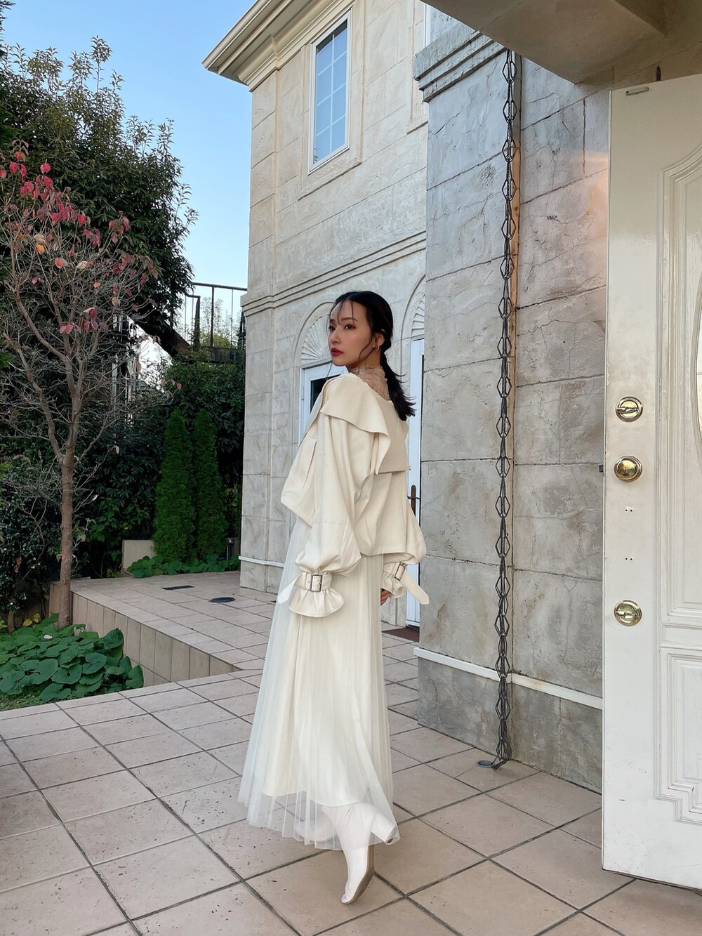ホワイト系のトレンチコート、ホワイト系のワンピースを着用したレディースの夏コーディネートの2枚目の写真