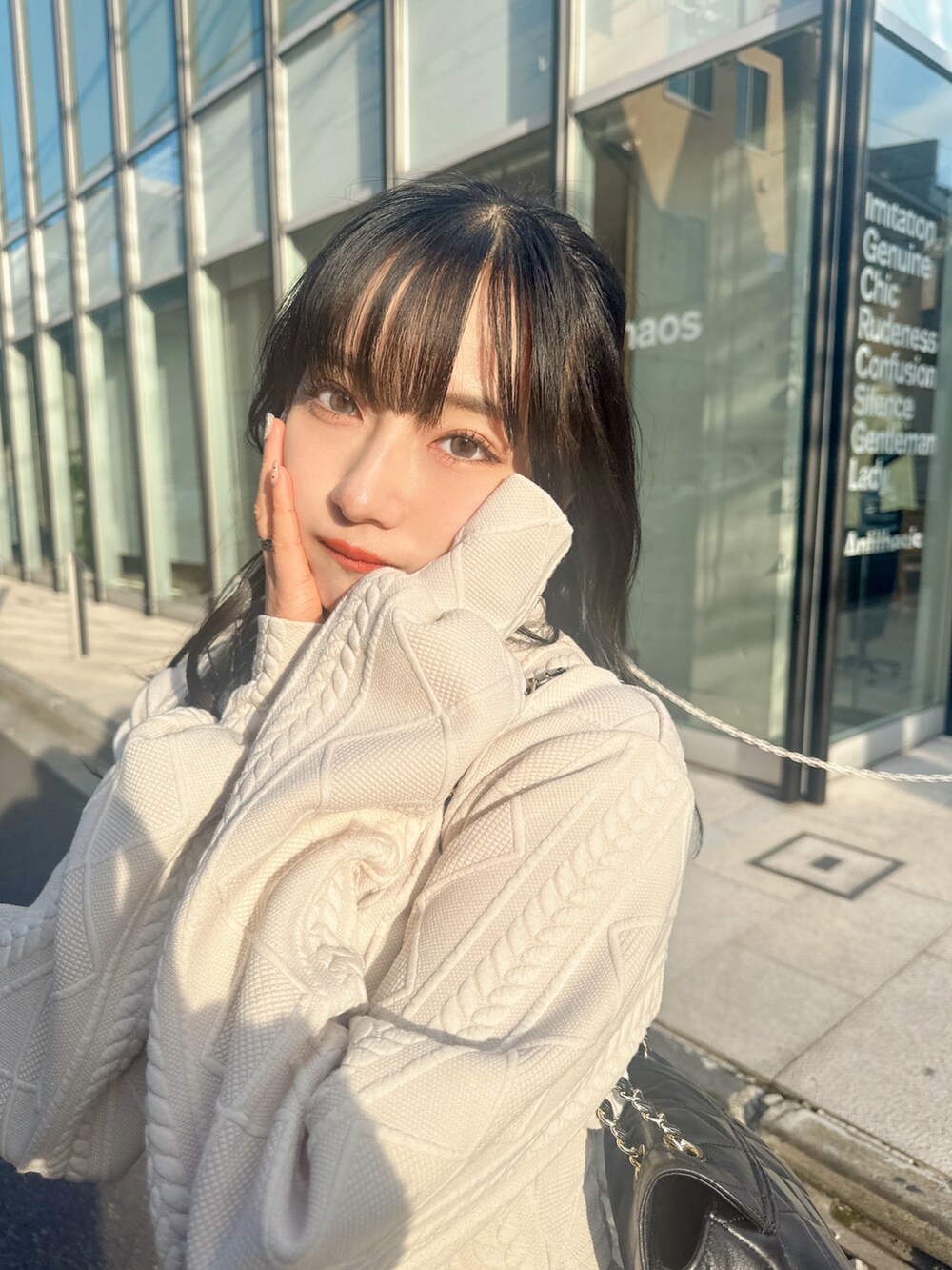 ベージュ系のその他トップス、ブラウン系のシューズを着用したレディースの春コーディネートの3枚目の写真