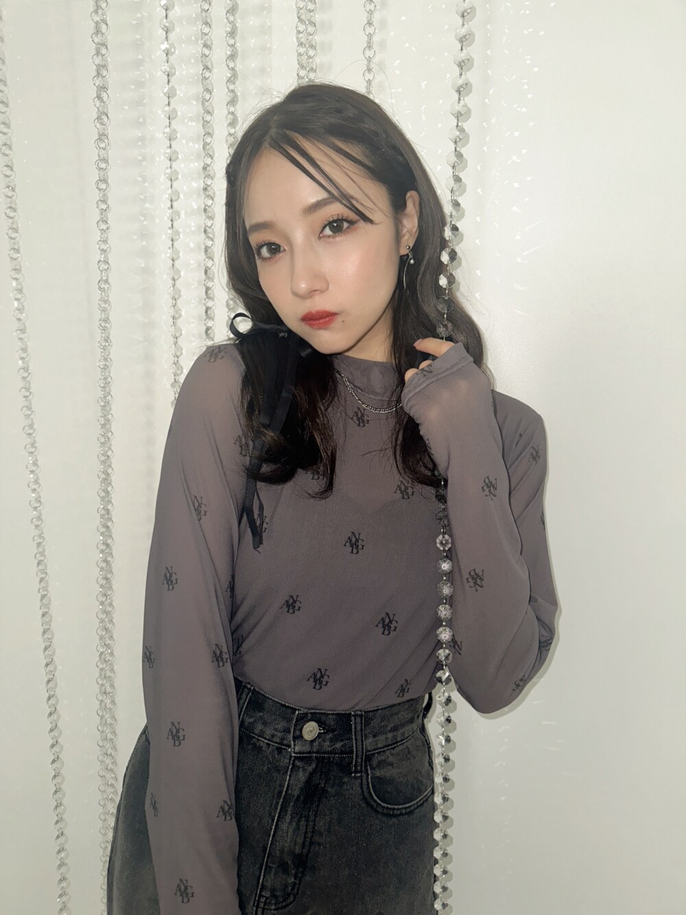 ベージュ系のその他トップス、ブラック系のデニムパンツを着用したレディースの冬コーディネートの3枚目の写真