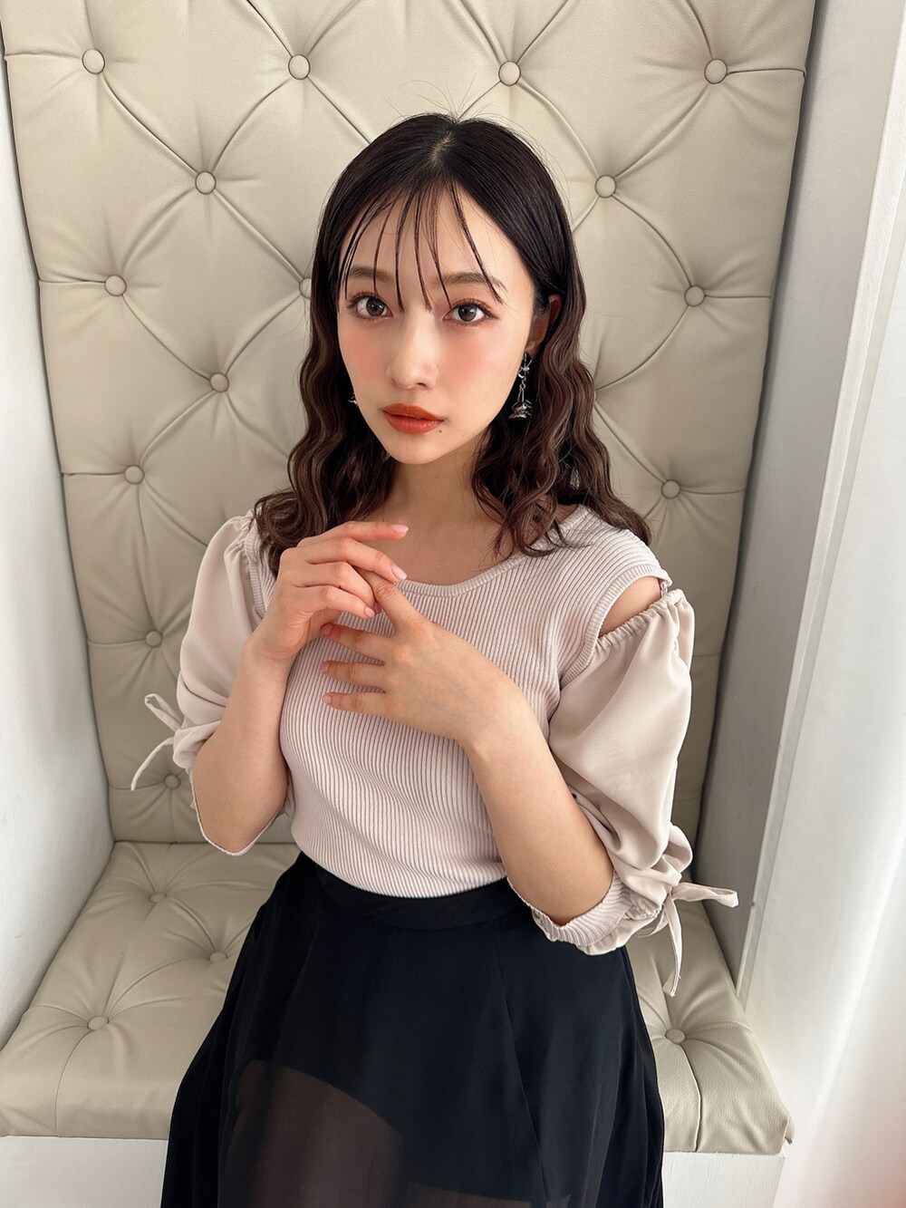 ブラック系のその他トップスを着用したレディースの夏コーディネートの4枚目の写真