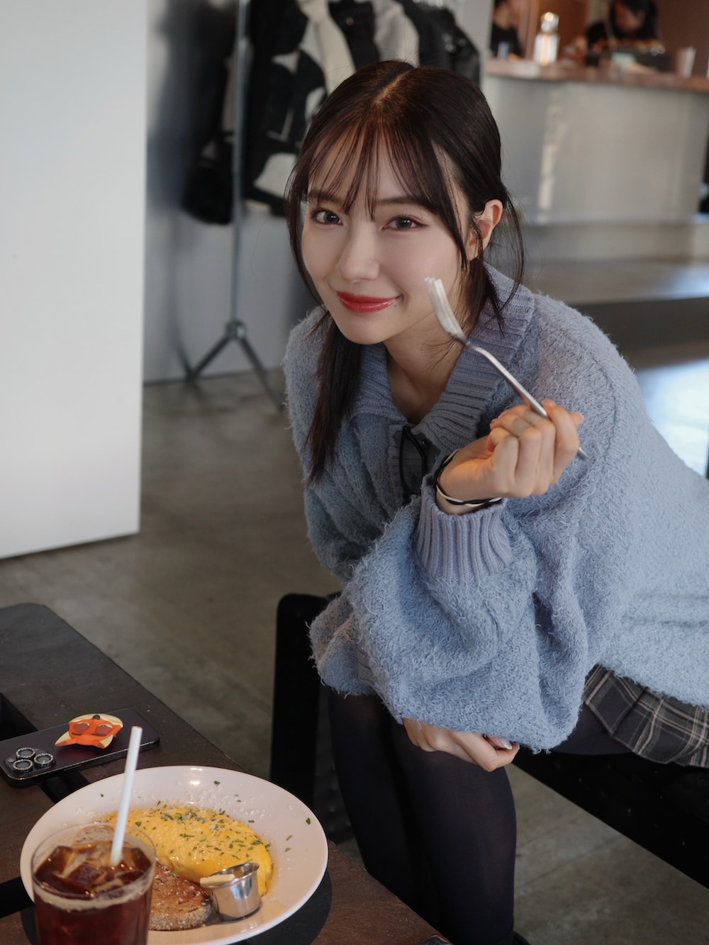 ブルー系のニット/セーターを着用したレディースの春コーディネートの5枚目の写真