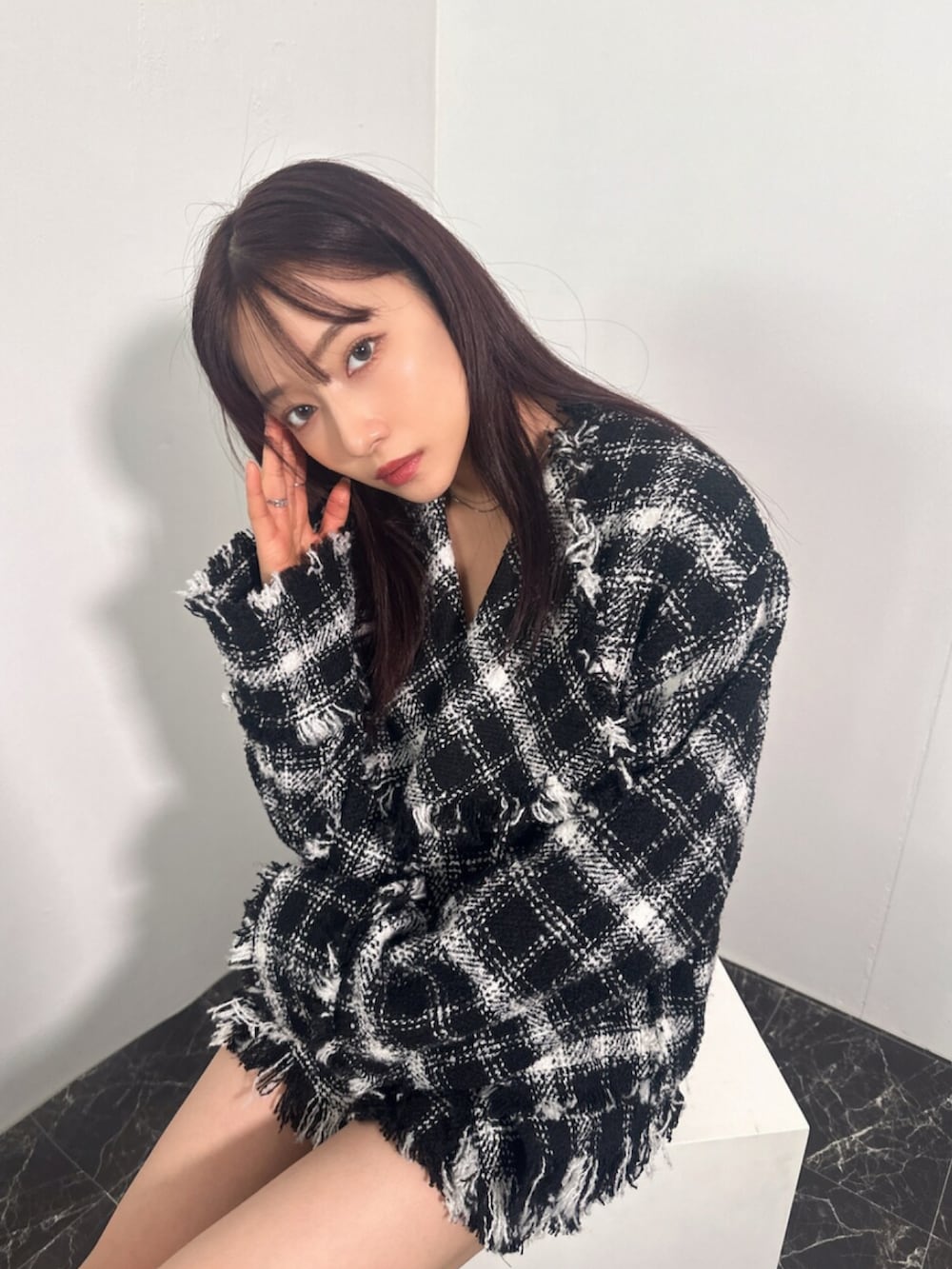 ブラック系のテーラードジャケット、ブラック系のその他パンツを着用したレディースの冬コーディネートの2枚目の写真