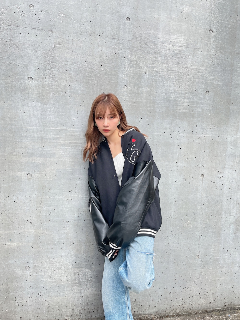 ブラック系のスタジャンを着用したレディースの冬コーディネートの5枚目の写真