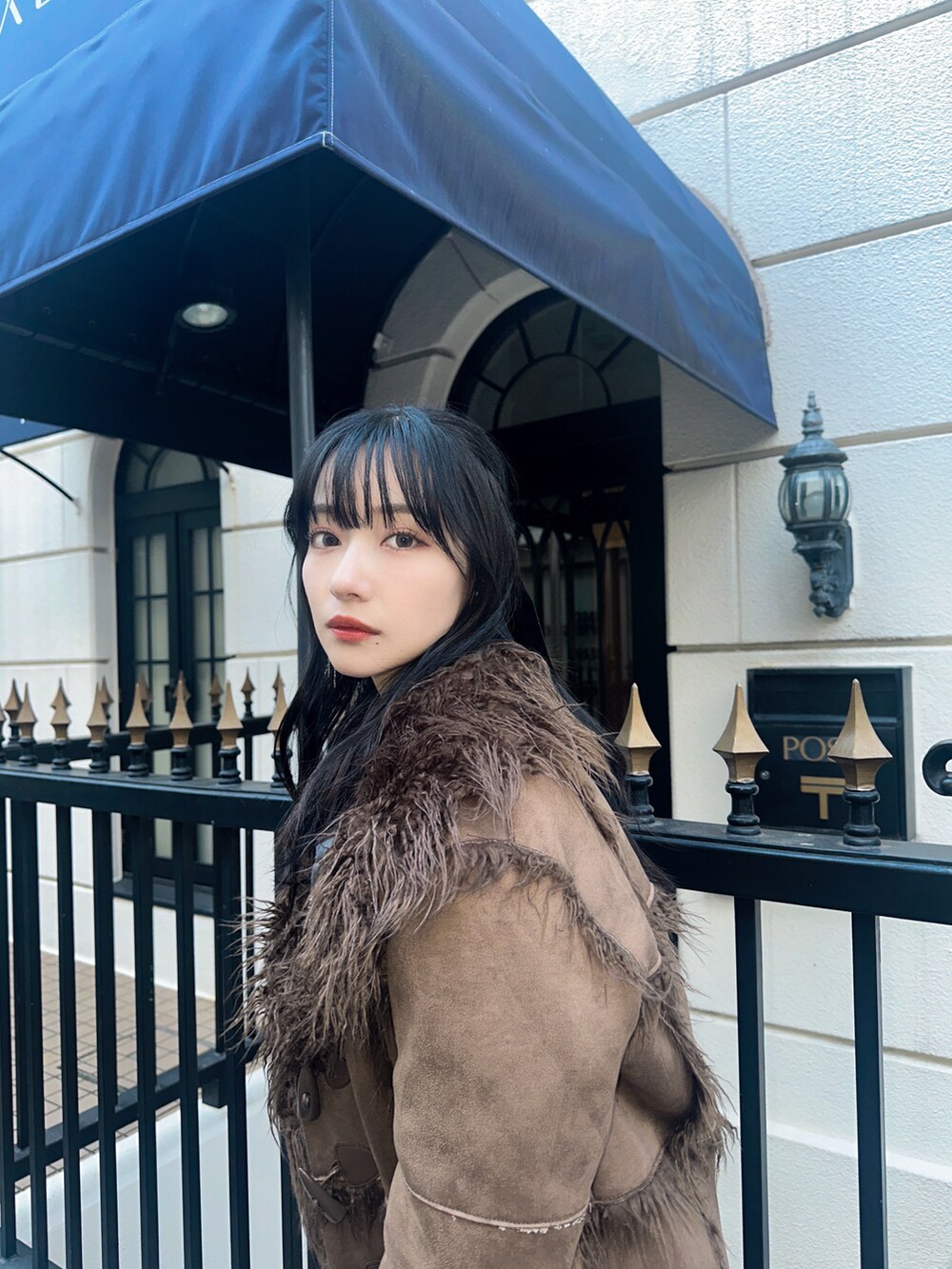 グレー系のワンピースを着用したレディースの春コーディネートの5枚目の写真