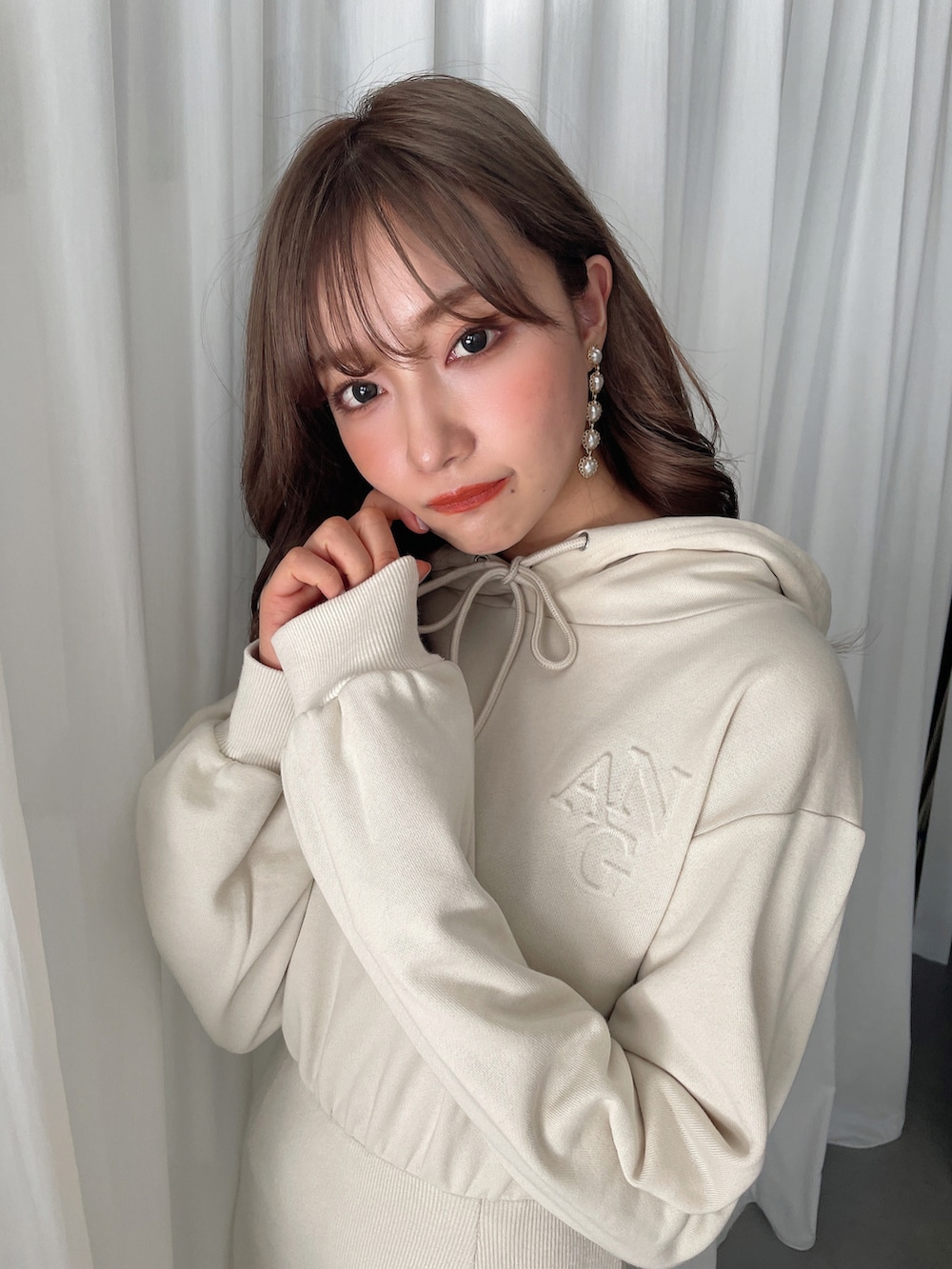 ホワイト系のワンピースを着用したレディースの秋コーディネートの3枚目の写真