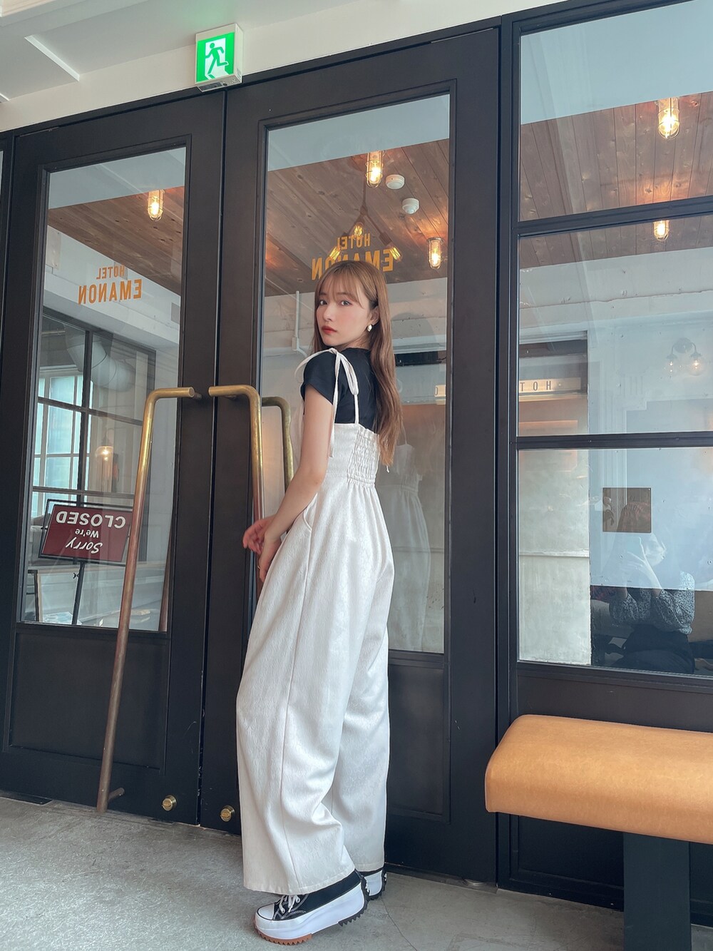 グレー系のその他トップス、ベージュ系のワンピースを着用したレディースの夏コーディネートの3枚目の写真