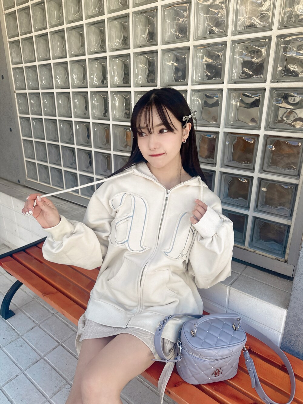 ベージュ系のその他トップス、ホワイト系のパーカー、パープル系のショルダーバッグを着用したレディースの夏コーディネートの3枚目の写真