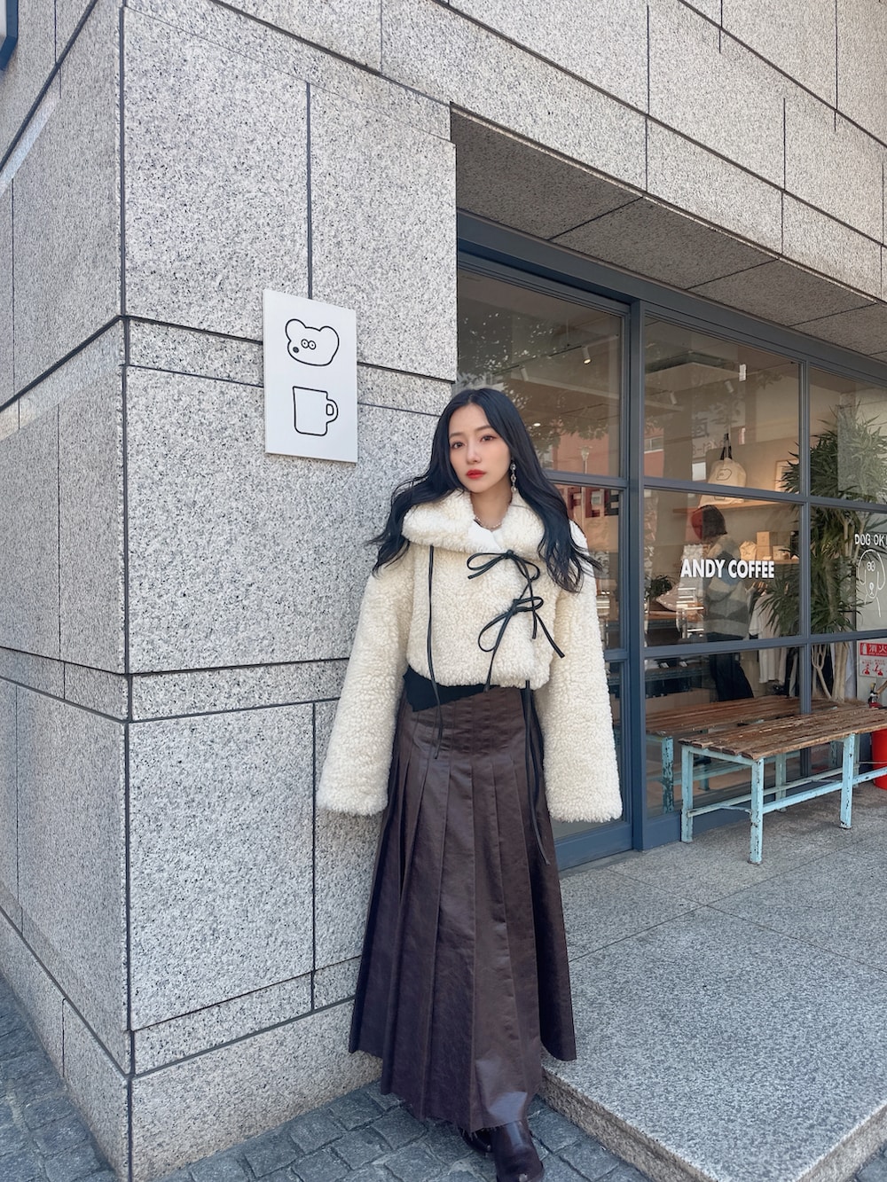 ホワイト系のその他アウター、ブラウン系のスカートを着用したレディースの夏コーディネートの4枚目の写真