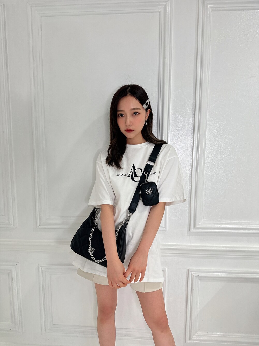 ホワイト系のTシャツ/カットソー、ブラック系のショルダーバッグを着用したレディースの夏コーディネートの4枚目の写真