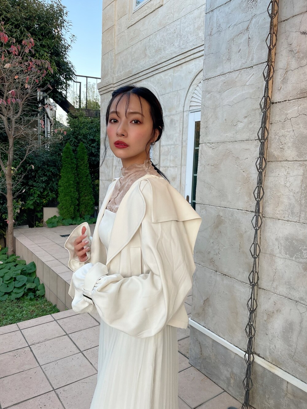 ホワイト系のトレンチコート、ホワイト系のワンピースを着用したレディースの夏コーディネートの3枚目の写真