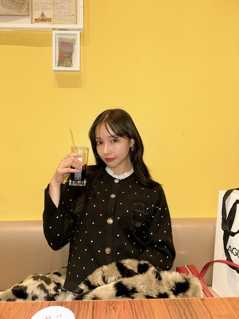 ブラック系のカーディガン/ボレロを着用したレディースの春コーディネートの4枚目の写真