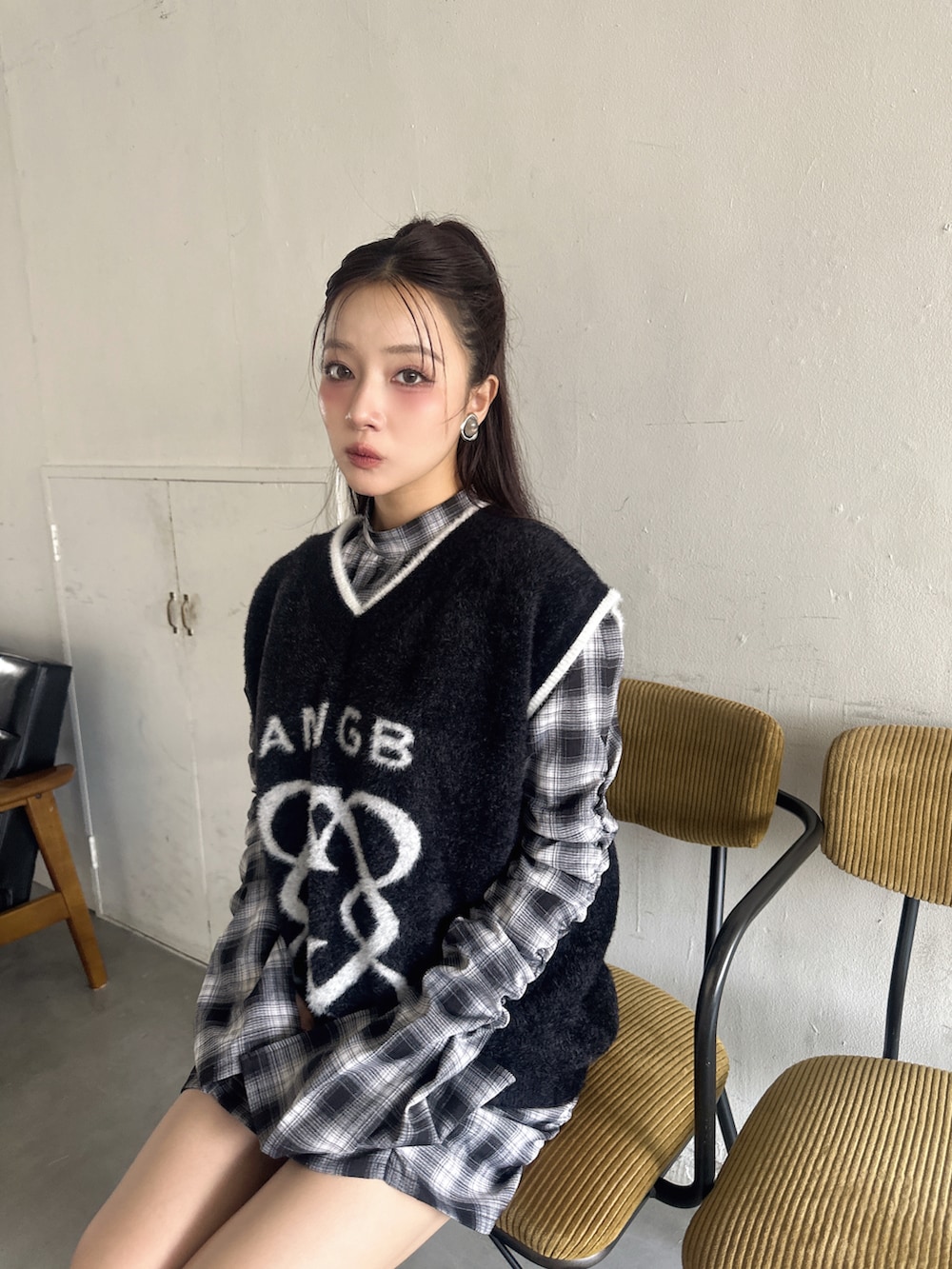 ブラック系のワンピース、ブラック系のベストを着用したレディースの冬コーディネートの5枚目の写真