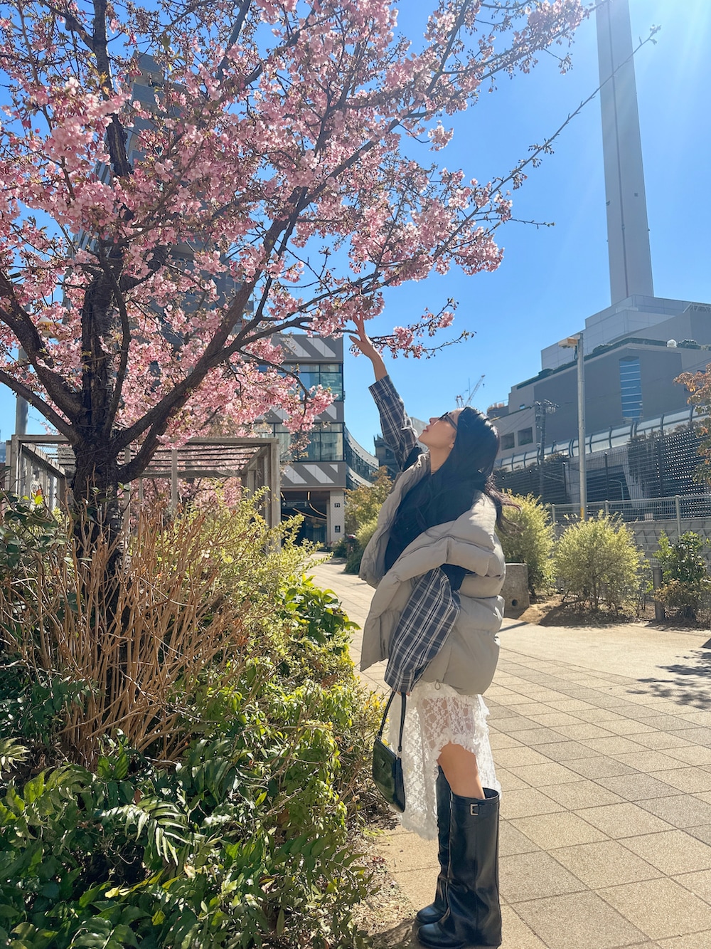 ホワイト系のスカート、ブラック系のTシャツ/カットソーを着用したレディースの夏コーディネートの3枚目の写真