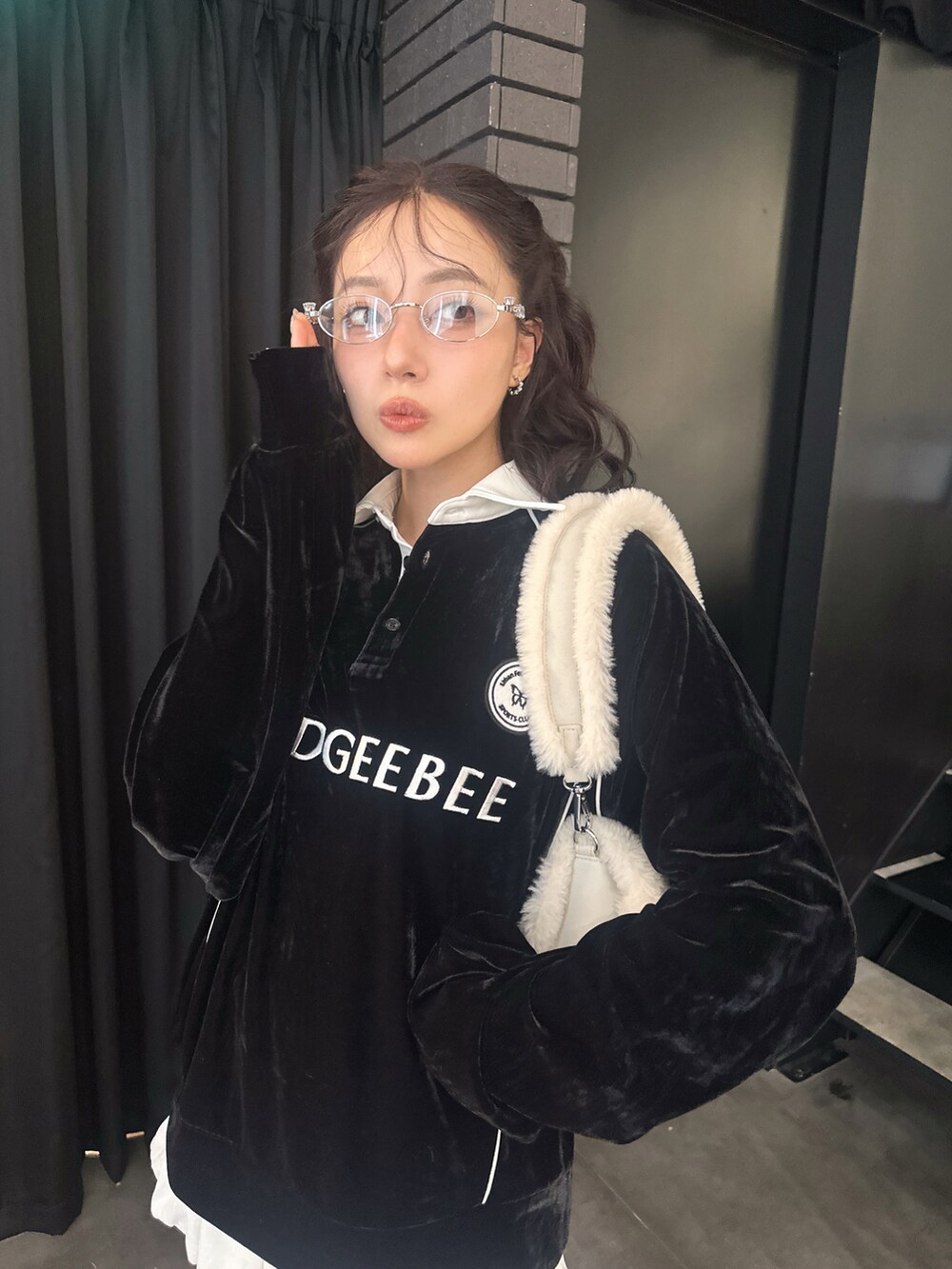 ブラック系のその他トップス、ホワイト系のショルダーバッグを着用したレディースの秋コーディネートの5枚目の写真