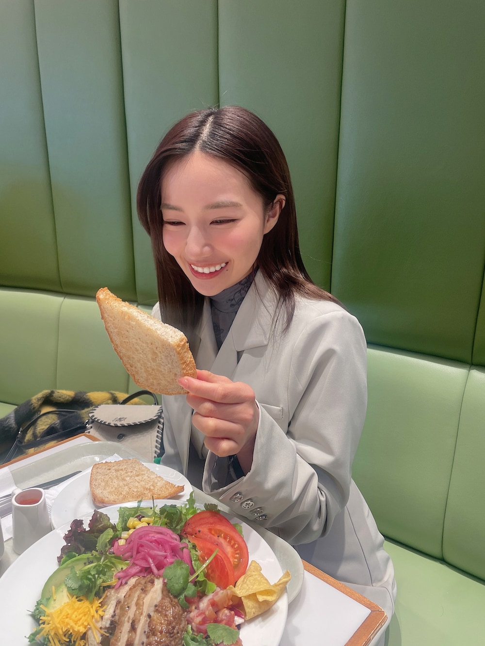 グレー系のテーラードジャケット、グレー系のその他パンツを着用したレディースの夏コーディネートの4枚目の写真