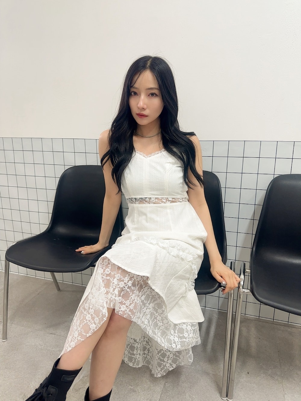 ホワイト系のワンピースを着用したレディースの夏コーディネートの2枚目の写真