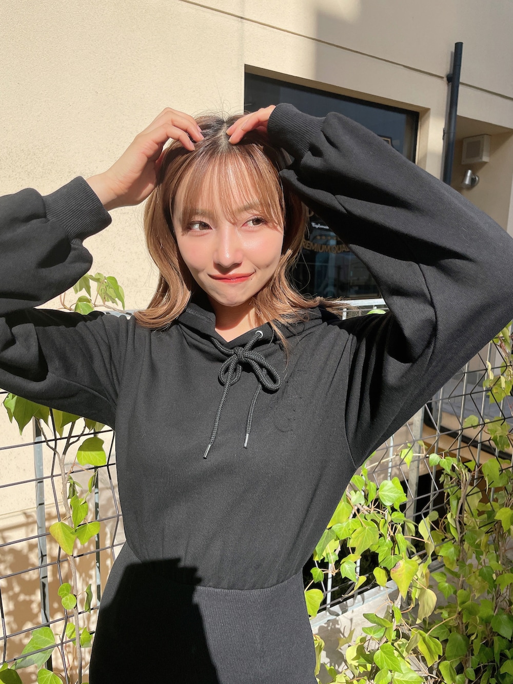 ブラック系のワンピースを着用したレディースの冬コーディネートの4枚目の写真