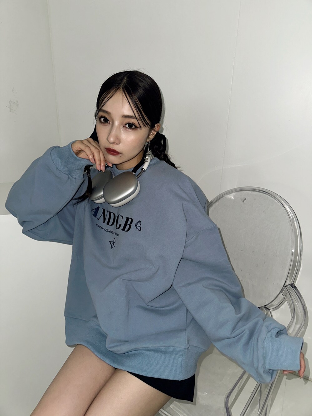 ホワイト系のスウェット、ブラック系のブーツを着用したレディースの冬コーディネートの4枚目の写真