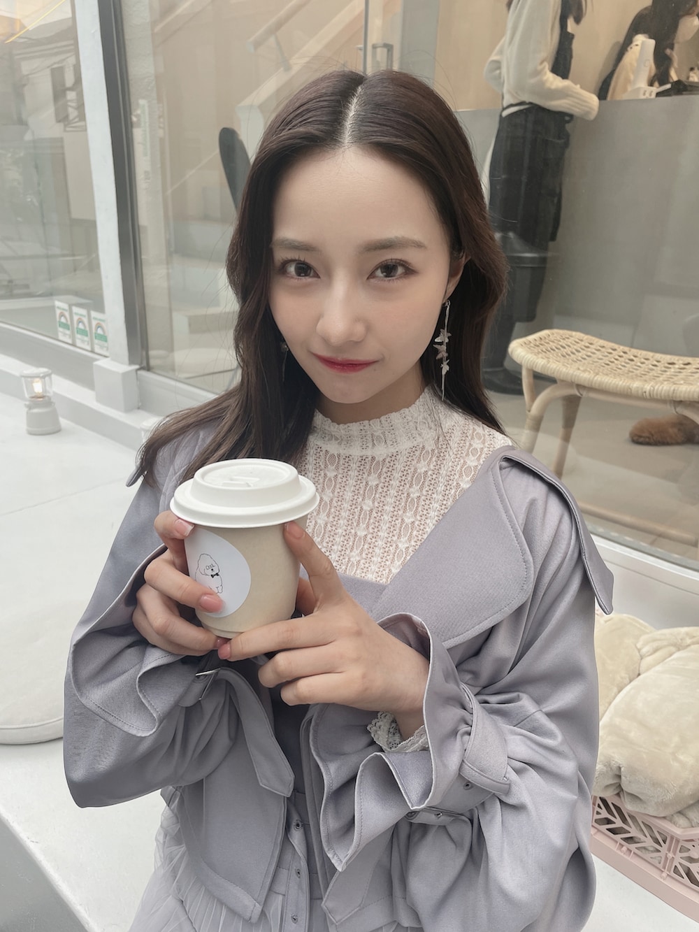 グレー系のトレンチコート、グレー系のワンピースを着用したレディースの夏コーディネートの3枚目の写真