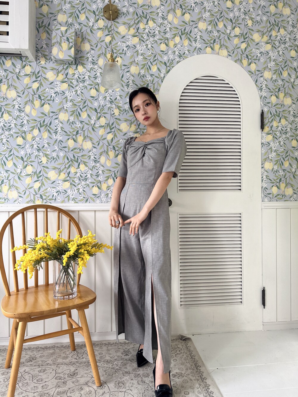 グレー系のつなぎ/オールインワンを着用したレディースの夏コーディネートの3枚目の写真