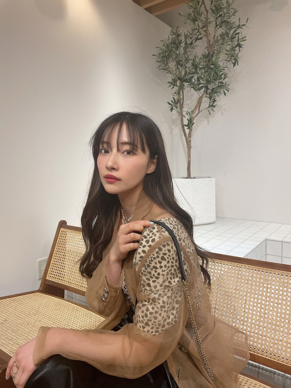 ホワイト系のその他トップス、ベージュ系のその他アウターを着用したレディースの夏コーディネートの3枚目の写真