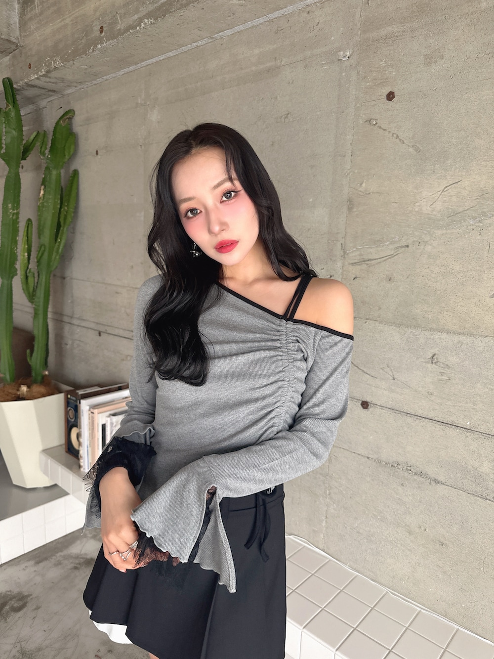 グレー系のTシャツ/カットソー、ブラック系のスカートを着用したレディースの春コーディネートの3枚目の写真