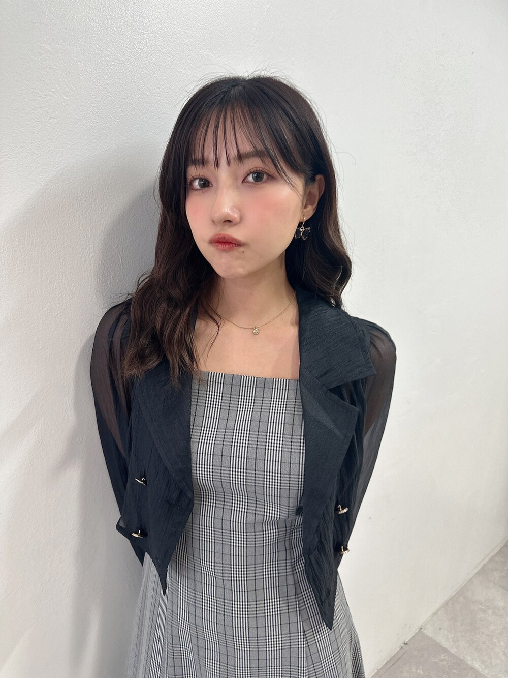 ブラック系のワンピースを着用したレディースの秋コーディネートの5枚目の写真