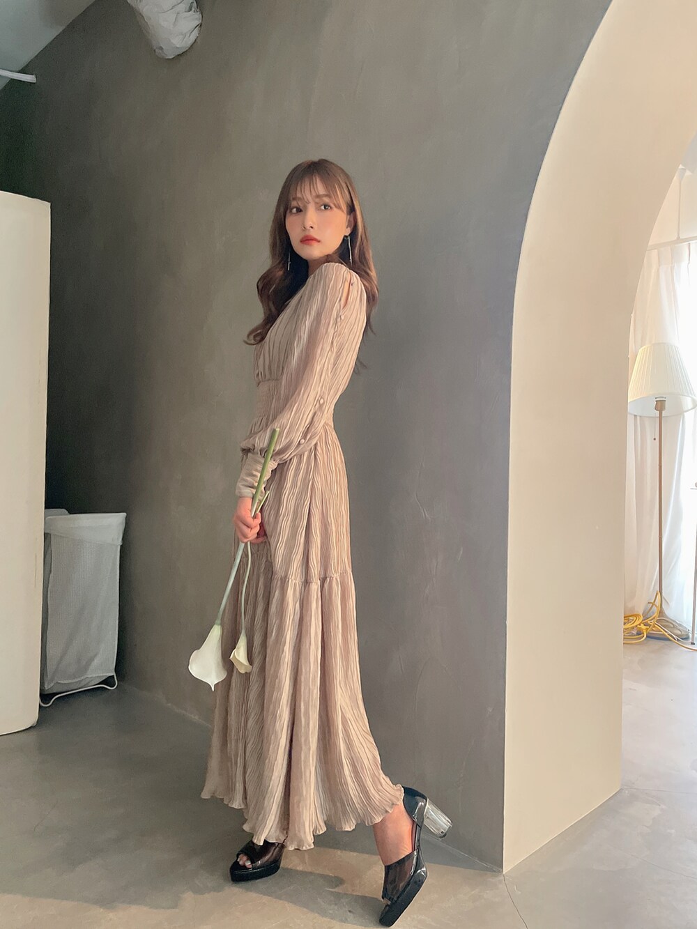 ベージュ系のワンピース、ブラック系のサンダルを着用したレディースの秋コーディネートの2枚目の写真