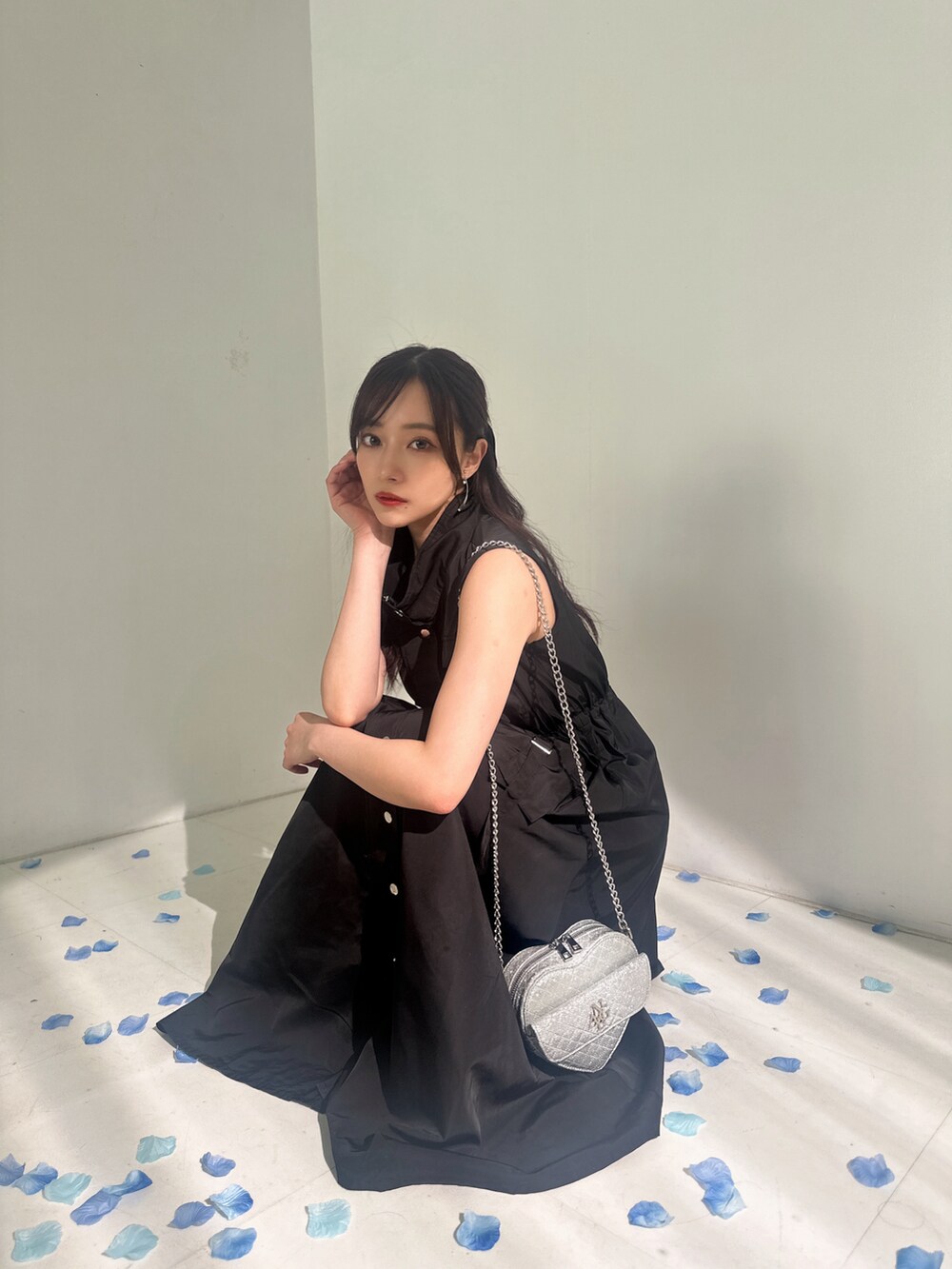 ブラック系のワンピース、シルバー系のショルダーバッグを着用したレディースの夏コーディネートの4枚目の写真