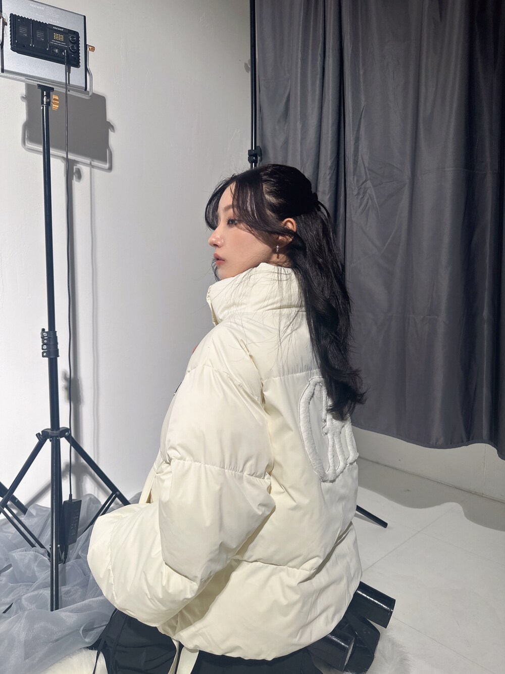 ホワイト系のダウンジャケット/コートを着用したレディースの冬コーディネートの2枚目の写真