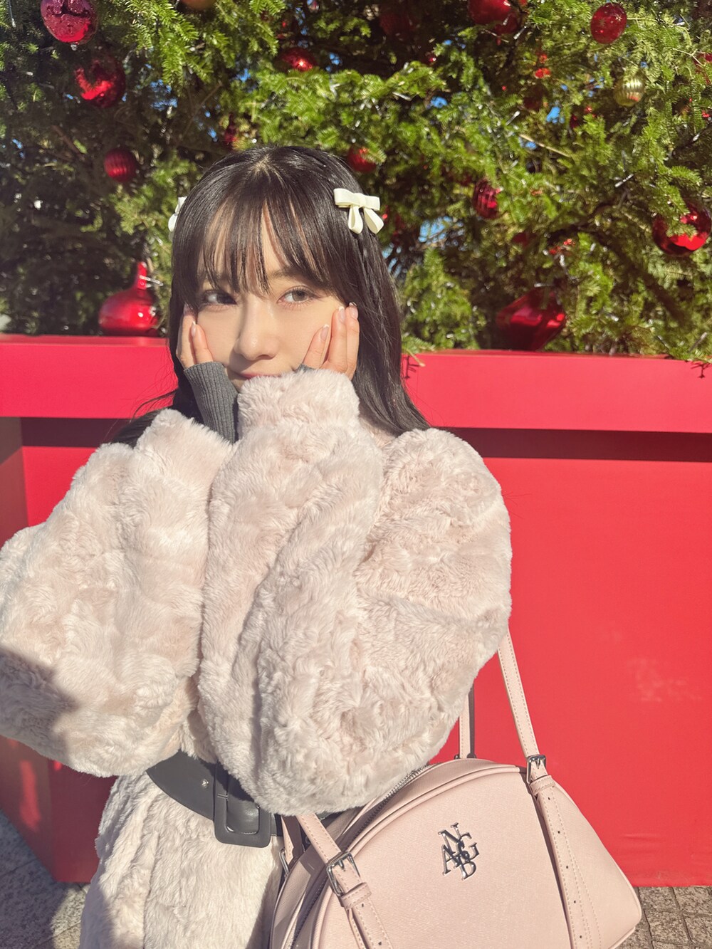 ピンク系のその他アウター、ブラック系のショルダーバッグ、グレー系のワンピースを着用したレディースの春コーディネートの4枚目の写真