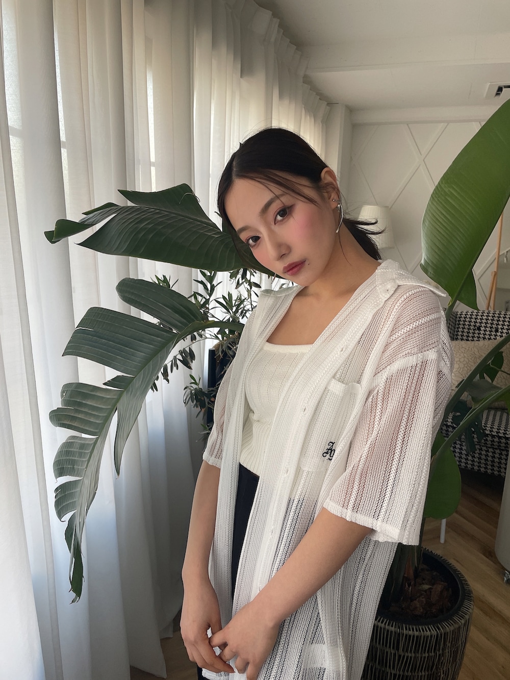 ホワイト系のシャツ/ブラウスを着用したレディースの夏コーディネートの2枚目の写真