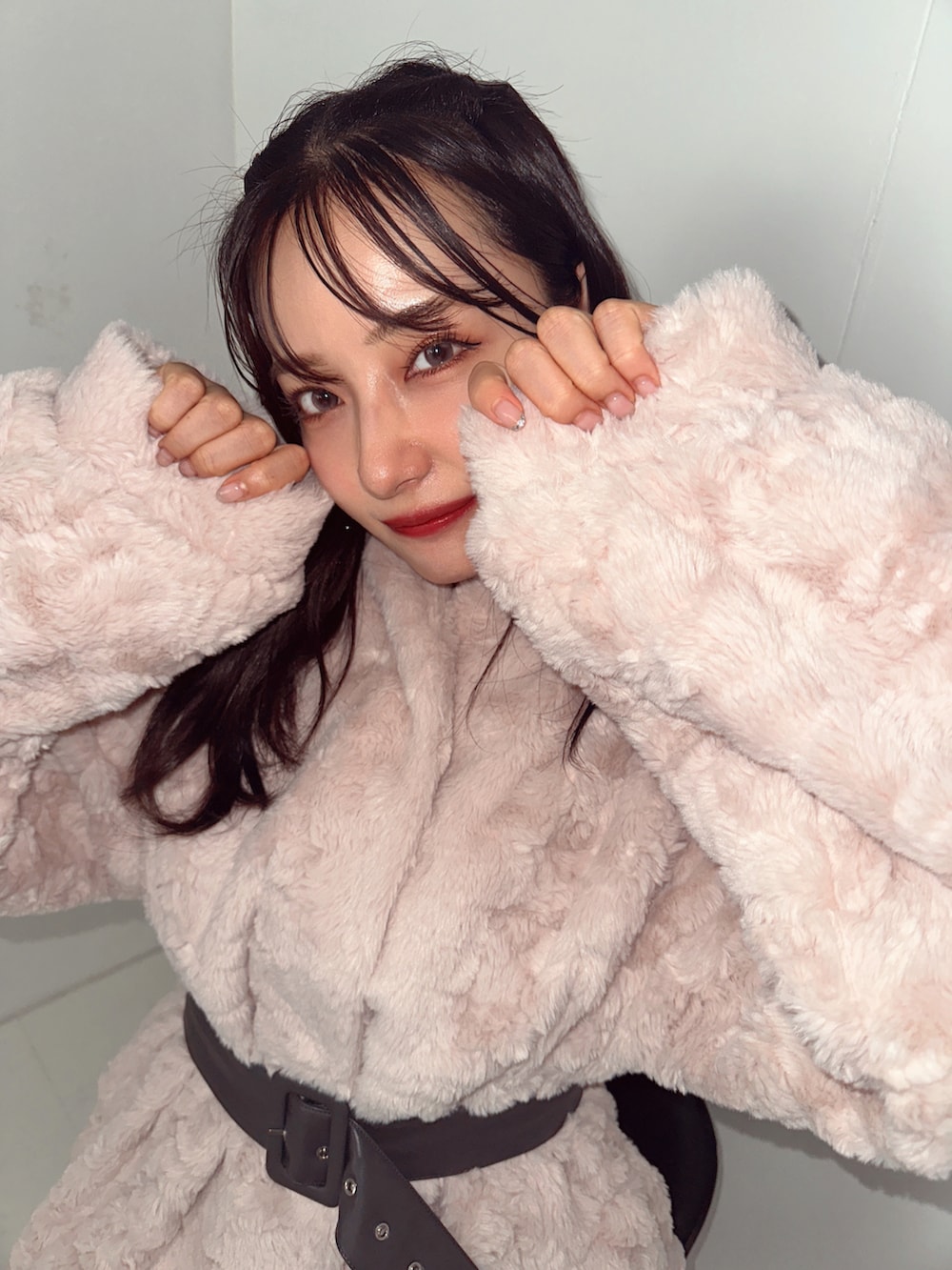 ピンク系のその他アウターを着用したレディースの秋コーディネートの2枚目の写真