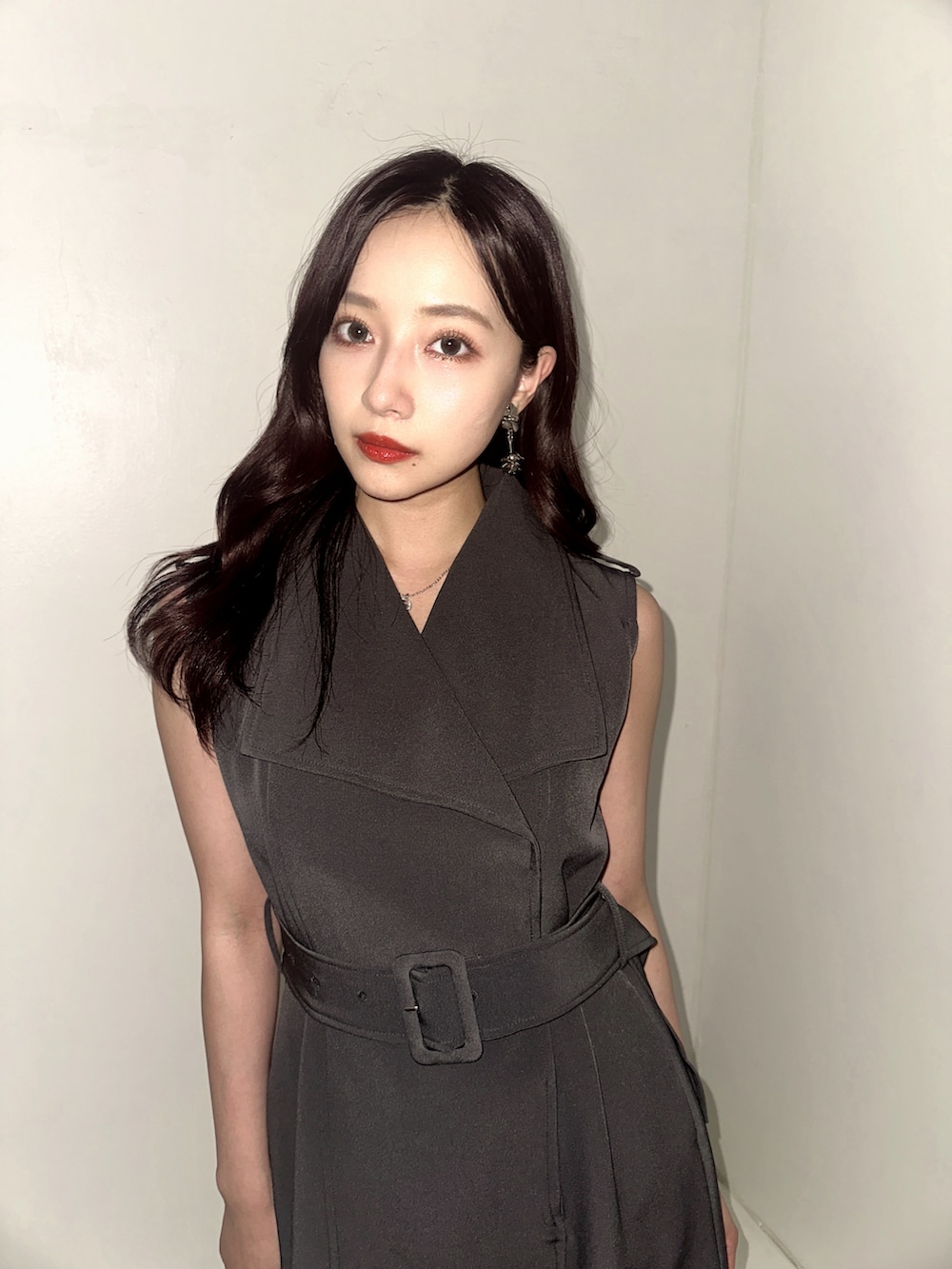 グレー系のワンピースを着用したレディースの秋コーディネートの3枚目の写真