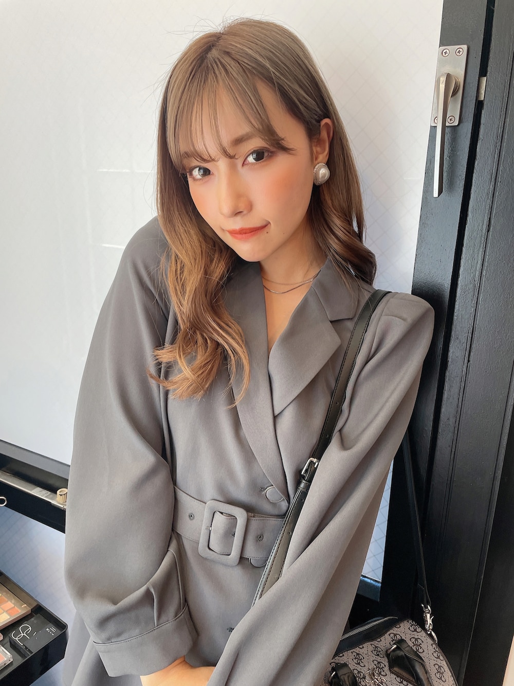 グレー系のワンピース、ブラック系のボストンバッグを着用したレディースの秋コーディネートの5枚目の写真