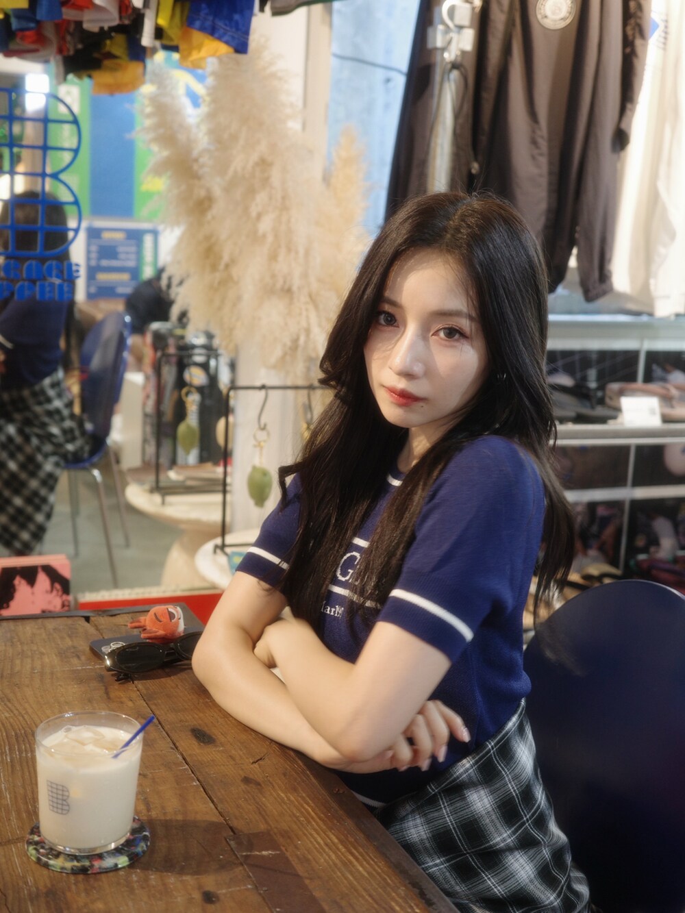 ブルー系のニット/セーター、ブラック系のシャツ/ブラウス、ブラック系のカーゴパンツを着用したレディースの秋コーディネートの4枚目の写真