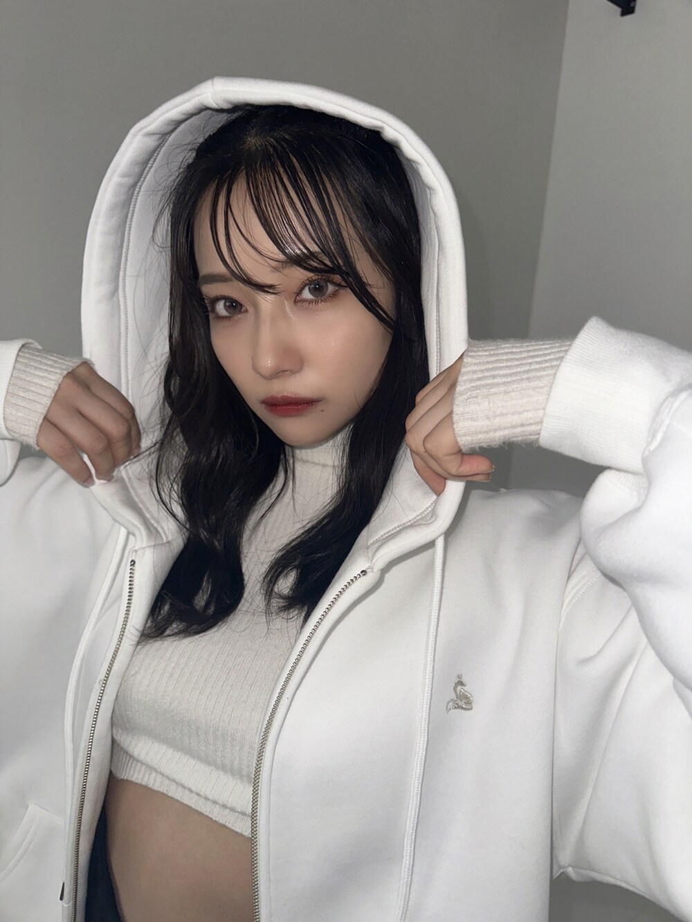 ホワイト系のパーカーを着用したレディースの秋コーディネートの3枚目の写真