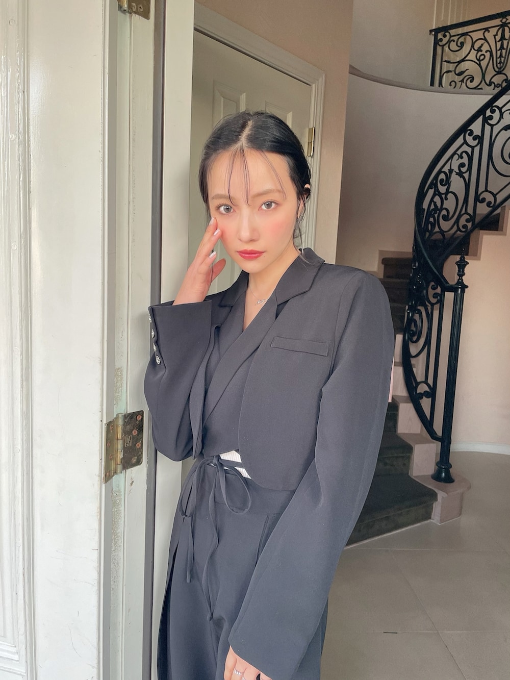 ブラック系のテーラードジャケット、ブラック系のその他パンツを着用したレディースの夏コーディネートの5枚目の写真