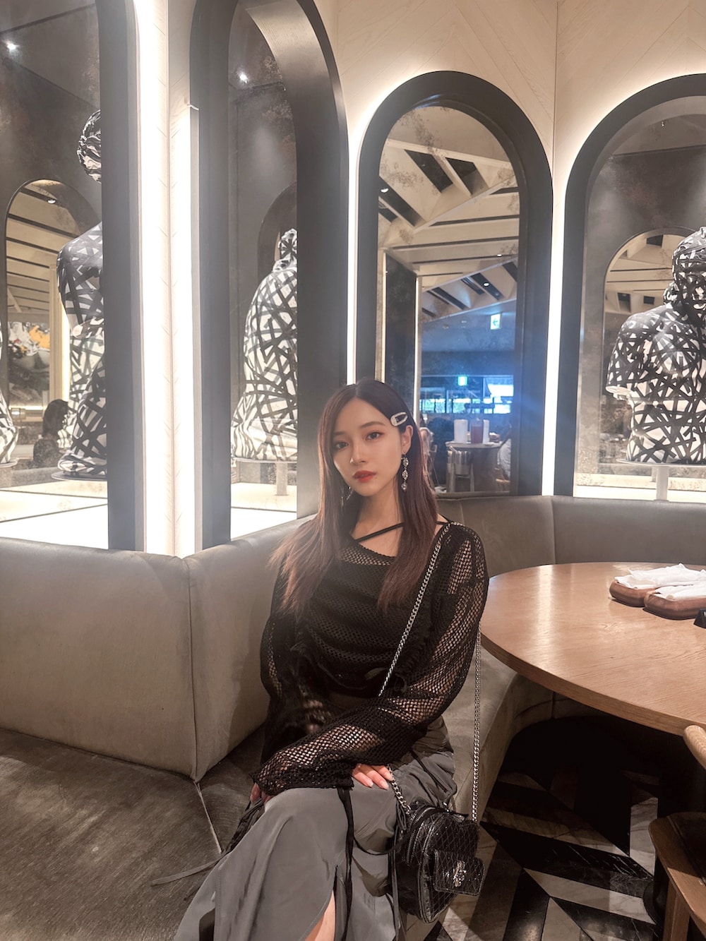 ブラック系のタンクトップ、ブラック系のその他トップス、ブラック系のショルダーバッグを着用したレディースの秋コーディネートの2枚目の写真