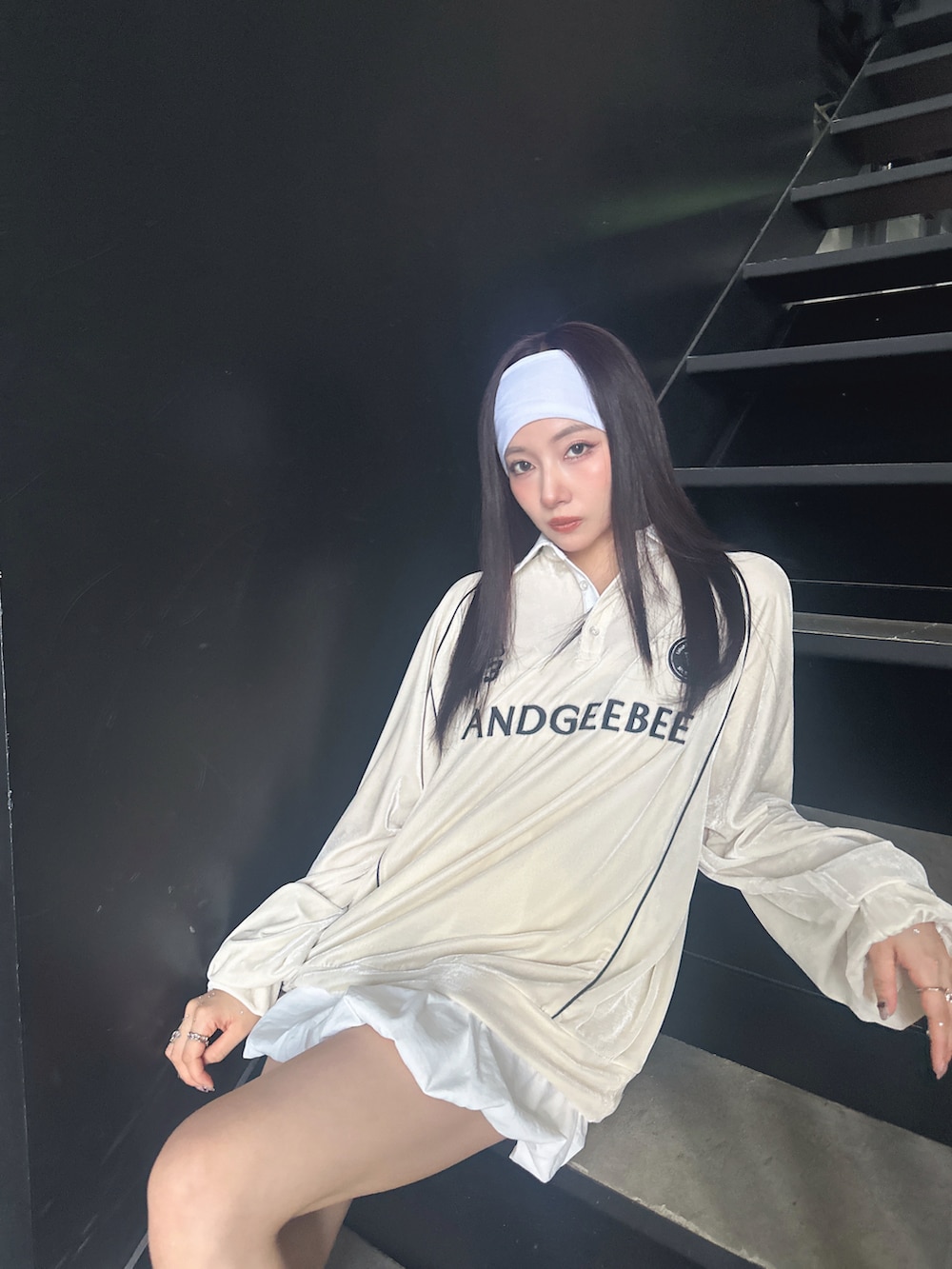 ホワイト系のその他トップスを着用したレディースの秋コーディネートの4枚目の写真