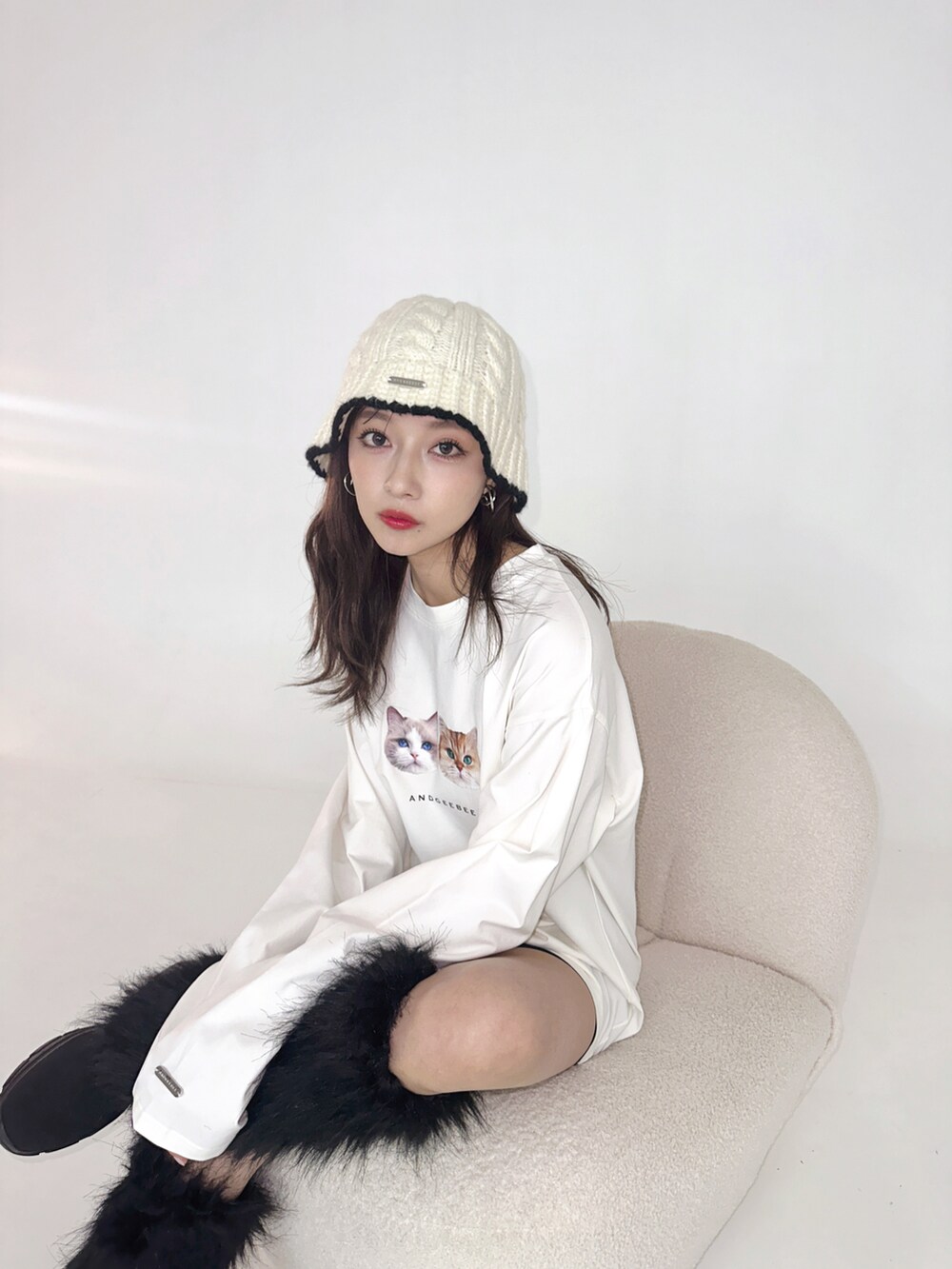 ホワイト系のTシャツ/カットソー、ホワイト系のハットを着用したレディースの秋コーディネートの3枚目の写真