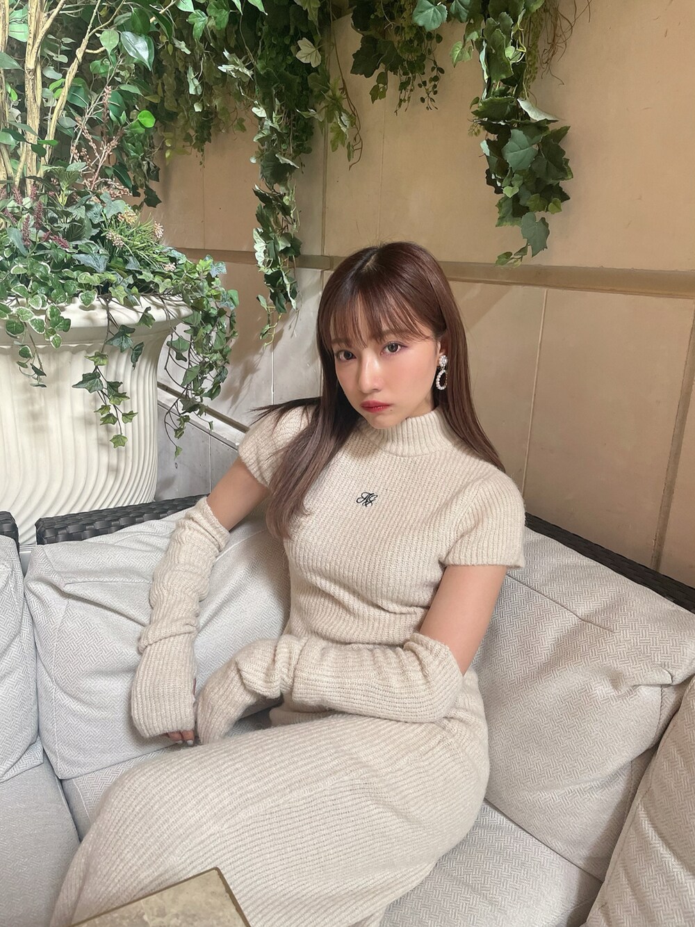 ベージュ系のニット/セーターを着用したレディースの冬コーディネートの3枚目の写真