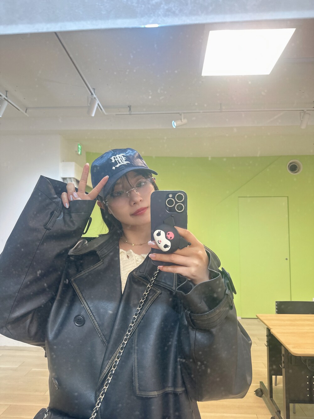 ホワイト系のニット/セーター、ブラック系のトレンチコートを着用したレディースの冬コーディネートの2枚目の写真